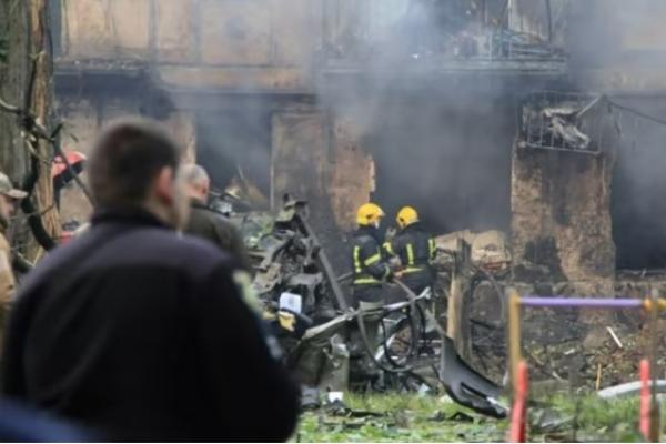 Serangan semalam menghantam beberapa lokasi dan menabrak gedung apartemen lima lantai di pusat kota Kryvyi Rig, meninggalkan asap mengepul dari blok perumahan yang dipenuhi puing-puing.