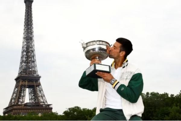 Djokovic, 36, memulai pekan ke-388 yang memperpanjang rekornya di puncak pada Senin (12/7), naik dua tingkat di klasemen setelah kemenangannya di Paris pada akhir pekan.