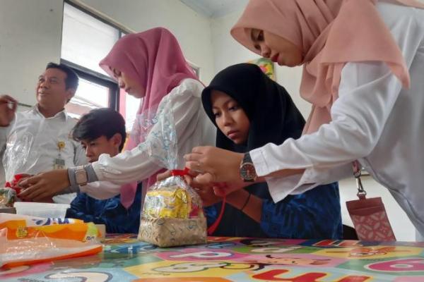 Dengan Kurikulum Merdeka, Ninin bisa lebih sering melibatkan peserta didik dalam pembelajaran ke luar kelas, hal yang tidak didapati dari kurikulum sebelumnya.