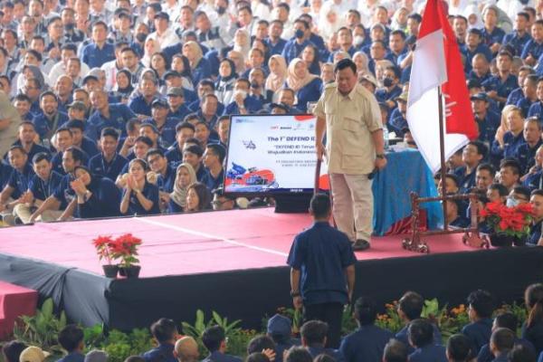 Prabowo mengatakan dengan memiliki industri pertahanan yang mandiri dan kuat, maka Indonesia tidak akan tergantung kepada negara lain