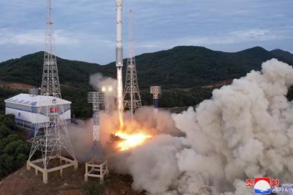 Kim Jong Un memerintahkan para pekerja dan peneliti untuk menganalisis peluncuran satelit militer yang gagal dan mempersiapkan yang lain dalam waktu dekat.