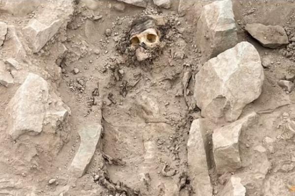 Awalnya, mahasiswa dari Universitas San Marcos dan para peneliti menemukan sisa-sisa rambut dan tengkorak mumi dalam bungkusan kapas selama penggalian.