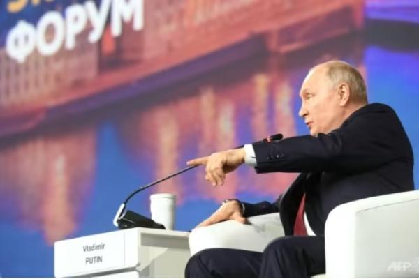 Putin telah berulang kali mengecam dominasi Amerika Serikat (AS) dalam politik internasional dan berusaha menampilkan serangan Moskow di Ukraina sebagai pertempuran melawan Barat yang dekaden.