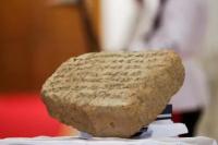 Irak Pamerkan Tablet Batu Berusia 2.800 Tahun