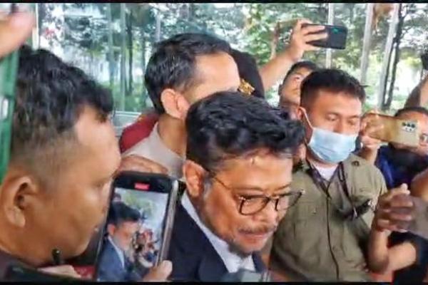 Bekas gubernur Sulawesi Selatan itu mengaku mangkir dari panggilan KPK salah satunya karena harus menghadiri beberapa kegiatan dalam negeri dan di luar negeri.