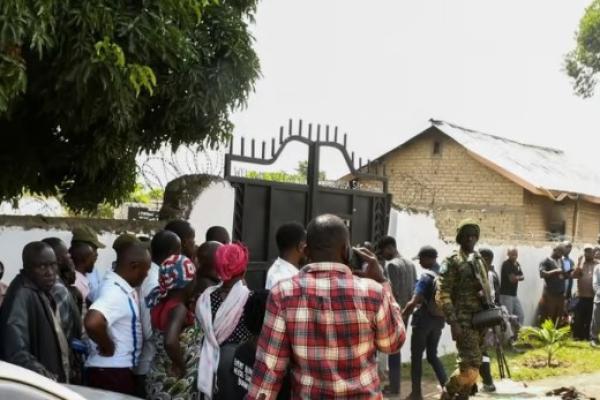 Militer dan polisi mengatakan para penyerang juga menculik enam siswa dan melarikan diri menuju Taman Nasional Virunga di seberang perbatasan.