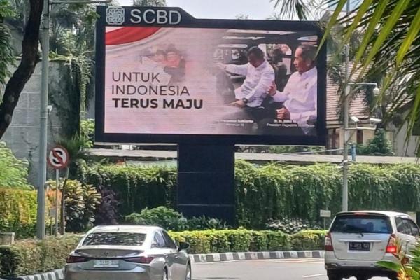 Wajah Presiden Joko Widodo (Jokowi) dan Menteri Pertahanan RI Prabowo Subianto terpampang di sejumlah titik kawasan DKI Jakarta, Selasa (20/6).