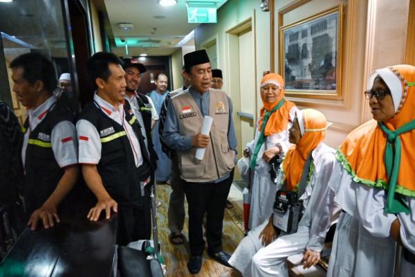 Dia meminta agar penginapan untuk para jemaah haji Indonesia ditingkatkan, yaitu maksimal untuk tiga orang per kamar.