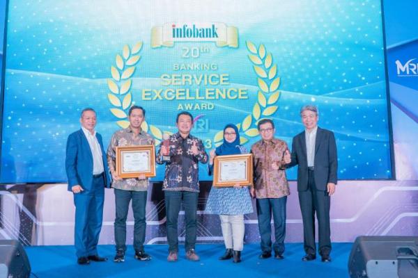 Bank DKI juga dinobatkan sebagai Titanium Recognition 15 Consecutive Years in Service Excellence Regional Development Bank.