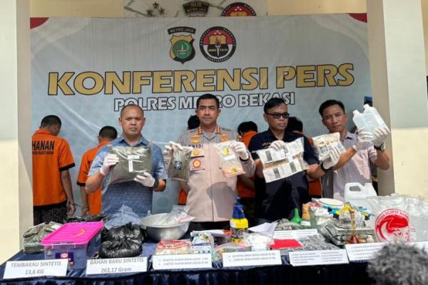 Polres Metro Bekasi mengungkap kasus narkotika yang diproduksi di rumah