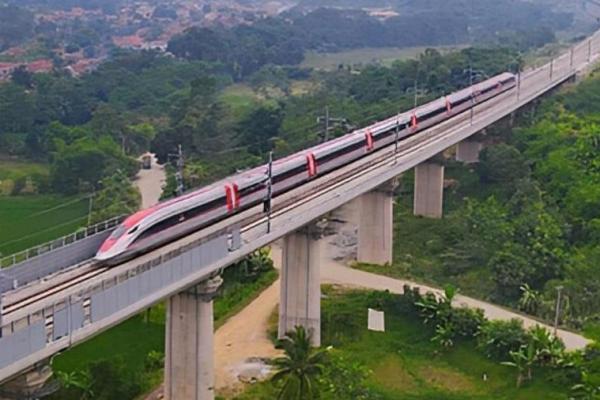 Pembangunan prasarana KA Cepat diawasi dengan ketat mengingat konstruksi KA Cepat dirancang untuk masa pakai hingga 100 tahun