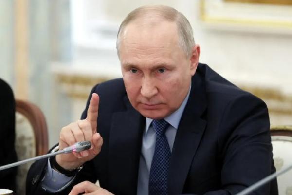 Presiden Vladimir Putin  mengatakan berhak menggunakan bom tandan jika amunisi tersebut dikerahkan melawan pasukan Rusia di Ukraina.