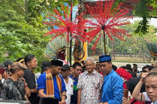 Berbagai kesenian Betawi disajikan oleh warga dalam sebelum Ganjar masuk ke lingkungan RW 13 tersebut. Mulai dari tarian ondel-ondel hingga Palang Pintu, tradisi unik dari Betawi yang berisi laga pencak silat, serta adu pantun.