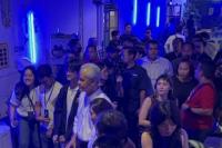 Milenial M Bloc Bar Terkejut Dikunjungi Ganjar, Minta Foto Bareng Hingga Selfie Sambil Salam Metal