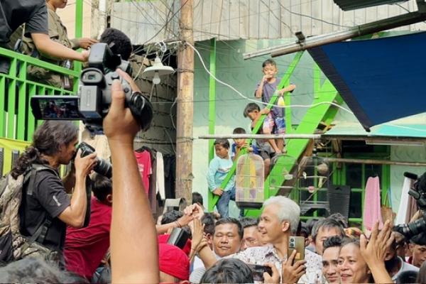 Kedatangan Ganjar disambut gembira warga sekitar. Mereka sampai berdiri di luar rumah masing-masing demi melihat alumnus Gadjah Mada (UGM) itu melintasi rumah mereka.