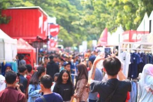 Event bertajuk `JakCloth Reload Summerfest` ini akan berlangsung selama lima hari mulai 5-9 Juli 2023, di Parkir Timur Senayan, Jakarta mulai pukul 10.00 WIB hingga 22.00 WIB.