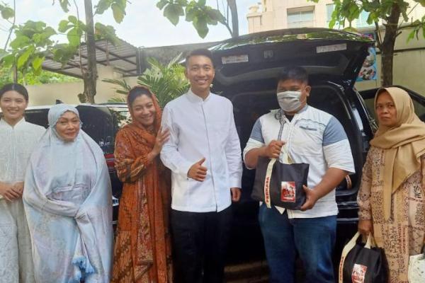 Pembagian sembako itu dilakukan usai melaksanakan shalat Iduladha di Masjid Raya Al Insan Patal Senayan, Kebayoran Lama, Jakarta Selatan. 