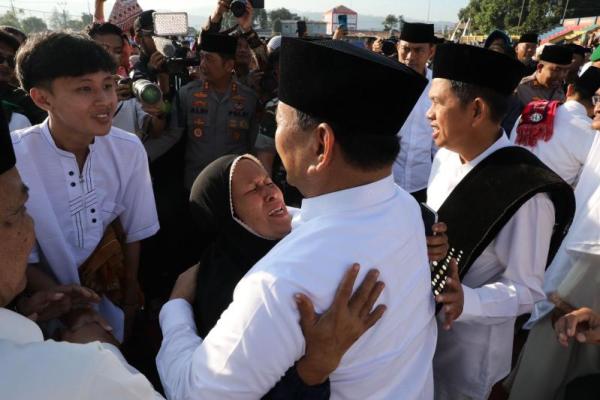 Ini terjadi setelah menunaikan ibadah salat Idul Adha 1444 Hijriah di Stadion Mandalamukti, Cimahi, Jawa Barat pada Kamis 29 Juni 2023.
