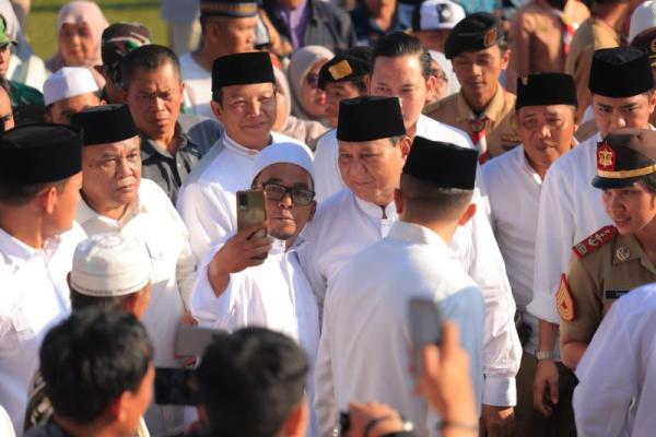 Jemaah yang sudah memenuhi stadion pun kemudian bersorak saat Prabowo tiba.