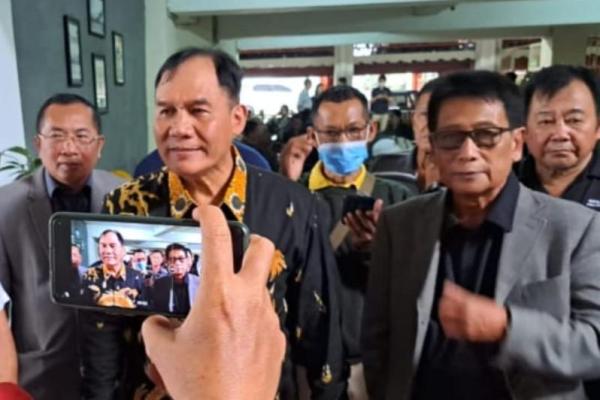 Permintaan Anggota DPR-RI periode 2014-2019 ini disampaikan langsung saat dia mendatangi PN Surabaya untuk memberika dukungan moril kepada terdakwa pada Senin lalu (26/6/2023).