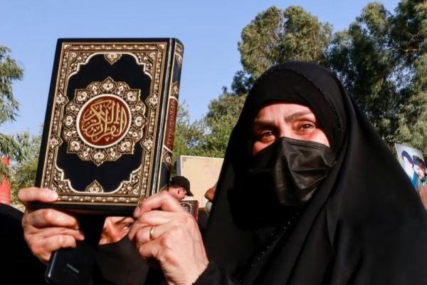 Polisi Swedia menahan seorang wanita yang menyemprot seorang aktivis anti-Islam dengan alat pemadam api.