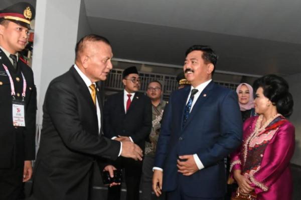 Wakil Ketua DPR RI Bidang Korpolkam, Lodewijk F Paulus menghadiri Upacara Peringatan hari Bhayangkara ke 77 di GBK Senayan, Jakarta.