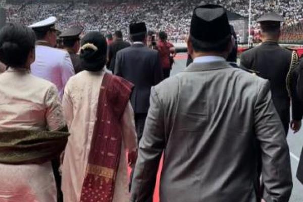 Menhan Prabowo Subianto kembali menuai pujian warganet. Hal ini karena Menteri Pertahanan RI itu tidak menginjak karpet merah saat menghadiri HUT ke-77 Bhayangkara Polri di Gelora Bung Karno, Senayan, Jakarta, Sabtu (1/7).