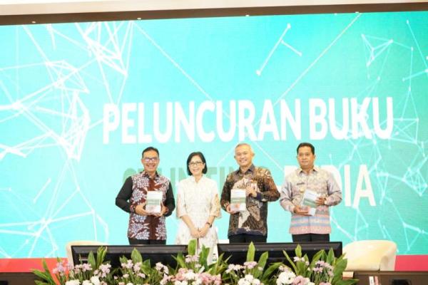 Prosesi peluncuran buku dilakukan oleh Country Head of Tanoto Foundation Inge Sanitasia Kusuma dengan memberikan buku Stunting-pedia secara simbolis kepada Kemenko PMK