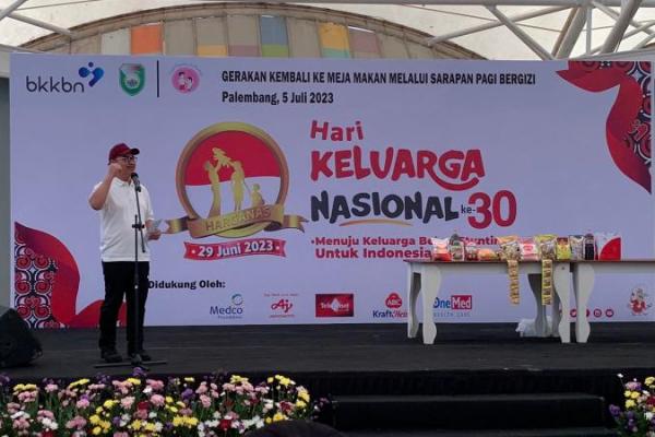 Hasto mengingatkan bahwa produk yang diproduksi secara instan belum tentu baik untuk kesehatan keluarga, terlebih karena marakanya produk-produk yang dipalsukan.