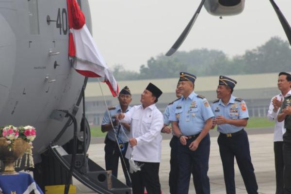 Pesawat teranyar TNI AU itu diserahkan oleh Prabowo secara simbolik ke Kasau melalui penyerahan miniatur kunci.