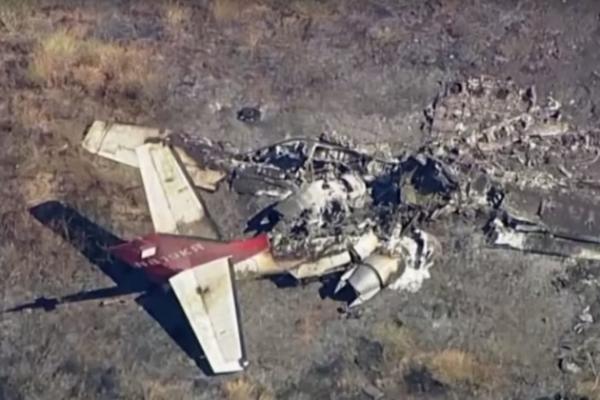 Keenam orang di dalam sebuah jet kecil tewas ketika pesawat itu jatuh dan terbakar di lapangan dekat bandara dekat Los Angeles pada Sabtu (8/7) waktu setempat.