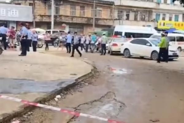 Tersangka, dengan nama belakang Wu dan dari Lianjiang, telah ditahan, kata polisi, menambahkan mereka sedang menyelidiki.