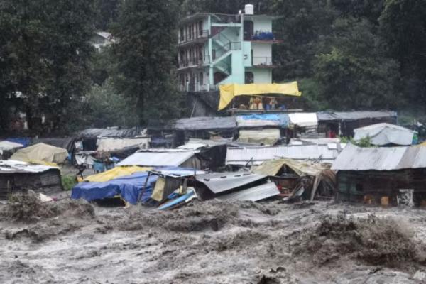 Puluhan turis asing terdampar di Himalaya setelah banjir memutus sambungan jalan.