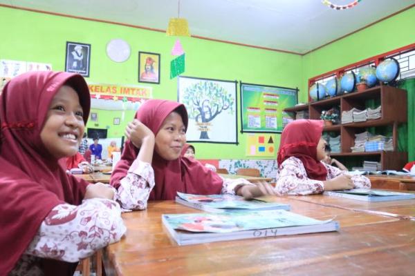 Mendikbudristek menyebut regulasi seragam sekolah bertujuan melindungi hak dan kebebasan beragama sesuai dengan peraturan yang berlaku.