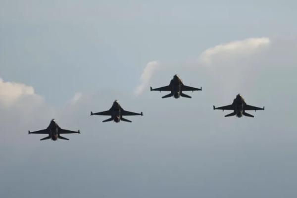 Ukraina secara aktif mencari jet tempur F-16 buatan AS untuk membantunya melawan superioritas udara Rusia.