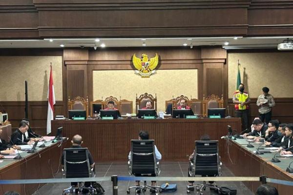 Hal itu didalami jaksa lewat Komisaris PT Solitech Media Sinergy Irwan Hermawan yang diperiksa sebagai terdakwa di Pengadilan Tipikor Jakarta, Senin (23/10).