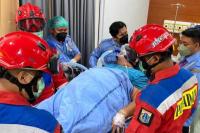 Tim Gulkarmat Evakuasi Pria Obesitas ke RS Adhiyaksa untuk Pengobatan