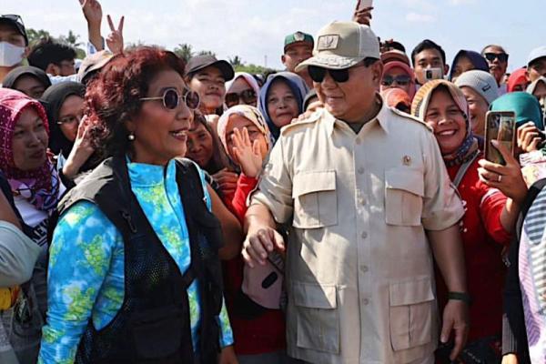 Prabowo menyerahkan bantuan 20 mesin perahu kepada nelayan di Pangandaran untuk menunjang aktifitas para nelayan. 