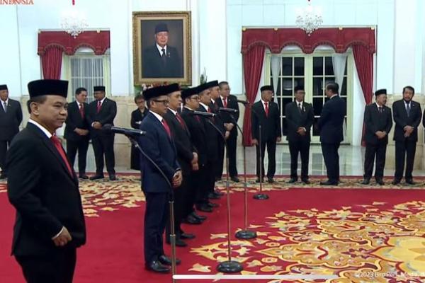 Selain melantik Ketum Relawan Pro Jokowi (Projo) Budi Arie Setiadi menjadi Menkominfo, Presiden Jokowi juga melantik lima wakil menteri.