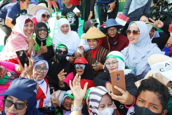 Sebelum memulai jalan sehat, Gubernur Khofifah mengajak para peserta menyanyikan lagu Bendera yang dipopulerkan group band Cokelat, sembari mengibarkan Bendera Merah Putih.