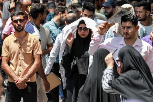 Puluhan warga Irak turun ke jalan-jalan di Baghdad memprotes kekurangan air dan listrik.