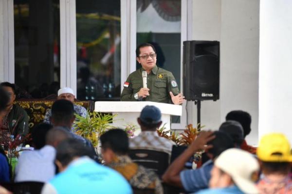 Sekretaris Jenderal Kementerian Desa, Pembangunan Daerah Tertinggal, dan Transmigrasi Taufik Madjid meminta desa melakukan pelayanan tidak hanya secara online namun juga offline meskipun telah masuk masa digitalisasi.