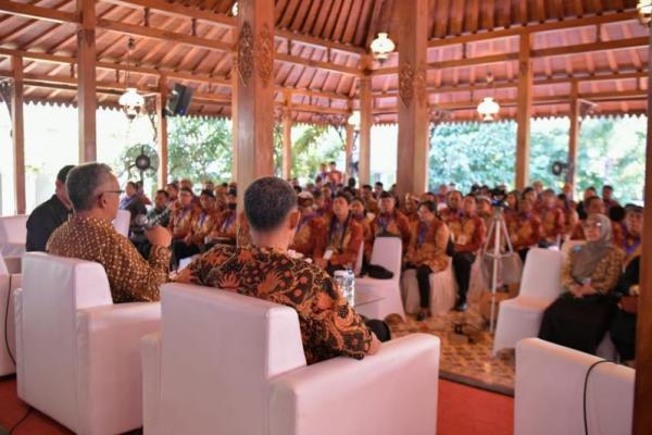 Sarasehan penghayat kepercayaan sebagai rangkaian dari kegiatan Festival Budaya Spiritual, berlangsung di Loji Gandrung, Surakarta, Jawa Tengah pada Selasa (18/7) lalu.