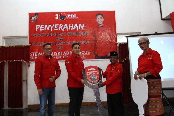 Bupati Sumba Barat Yohanis Dade, S.H. siap memuluskan regenerasi karier politik dari tokoh senior PDI Perjuangan Herman Herry kepada sang anak Stevano Adranacus di Pemilu 2024.