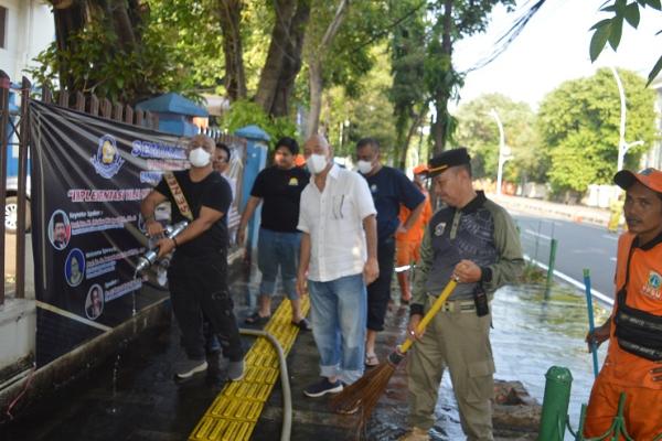 Kegiatan bersih-bersih ini selain digelar di lingkungan kampus pasca sarjana UKI di Jl. Diponegoro Jakarta, juga dilakukan di sejumlah trotoar