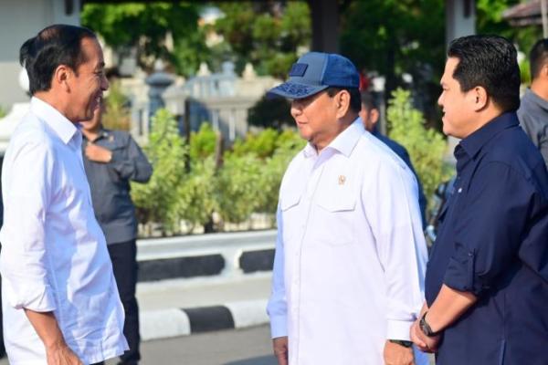 Presiden Jokowi dalam penerbangan didampingi oleh Menteri Pertahanan (Menhan) Prabowo Subianto dan Menteri BUMN Erick Thohir.