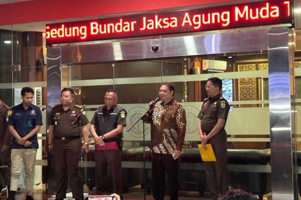 Airlangga bisa dijerat dengan pasal penyertaan, yakni Pasal 55 dan Pasal 56 KUHP jika ditemukan alat bukti yang cukup.