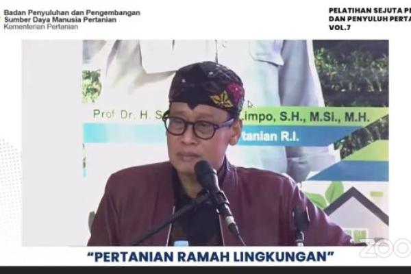 Pengeloaan lahan pertanian secara ugal-ugalan, yakni mengunakan pupuk dan pestisida berlebihan dapat mengakibatkan tanah menjadi masam.