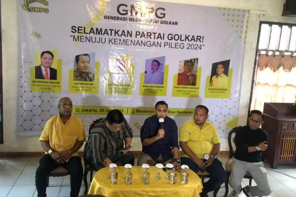 Kericuhan bermula saat segerombolan orang bergaya preman mengatasnamakan Angkatan Muda Partai Golkar (AMPG) datang ke lokasi untuk membubarkan diskusi tersebut. Kelompok ini bahkan terus berteriak dan melemparkan kursi-kursi di lokasi diskusi.