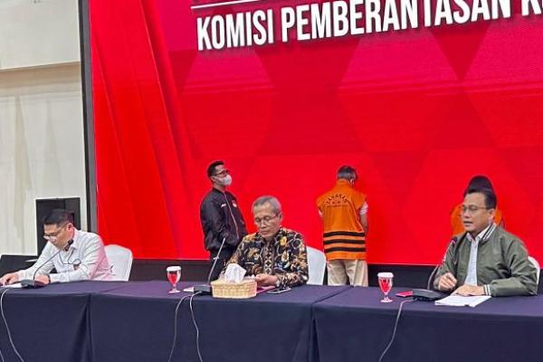 Penetapan tersangka dilakukan setelah KPK menggelar operasi tangkap tangan